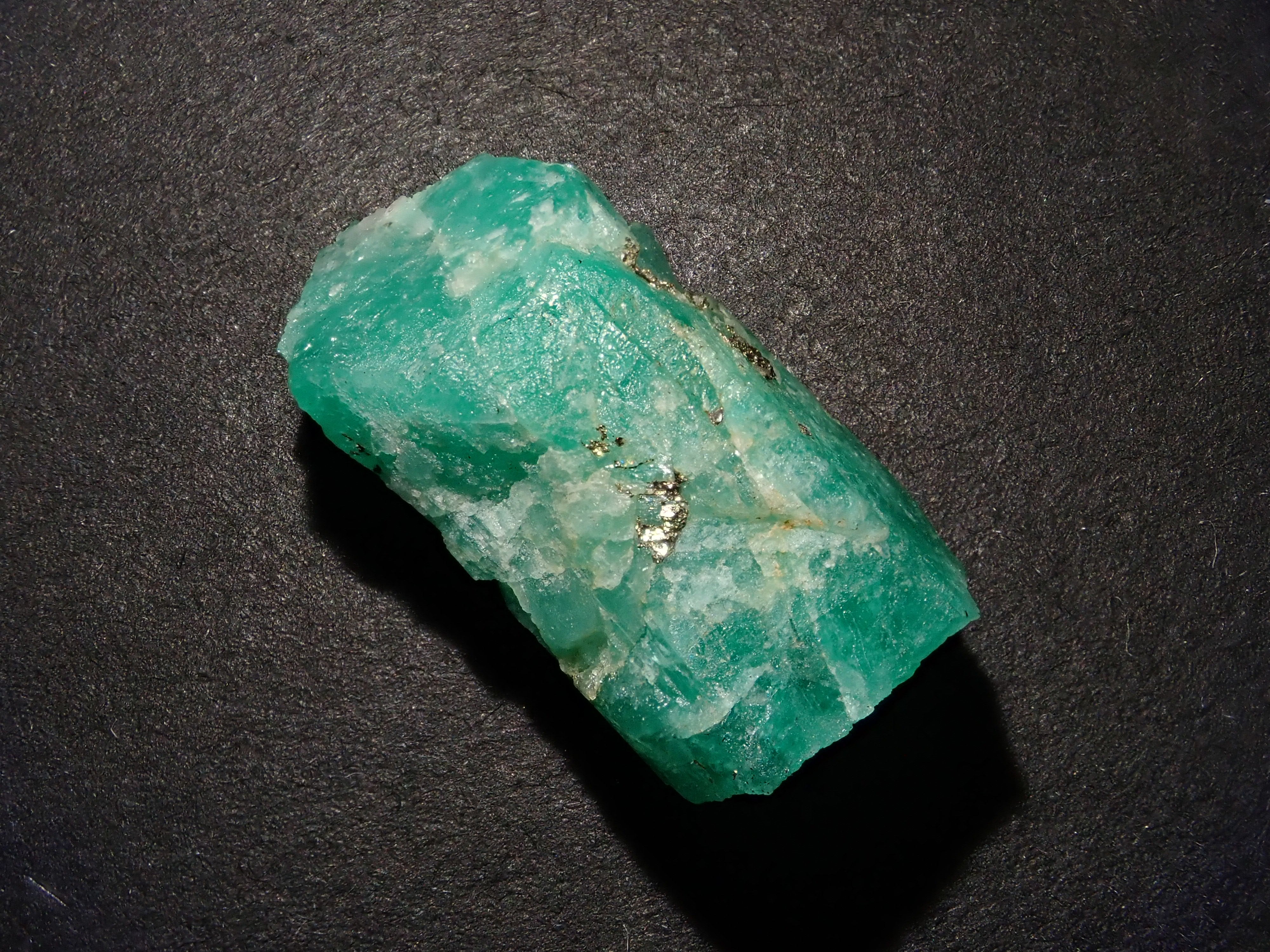 コロンビア産エメラルド 18.900ct原石