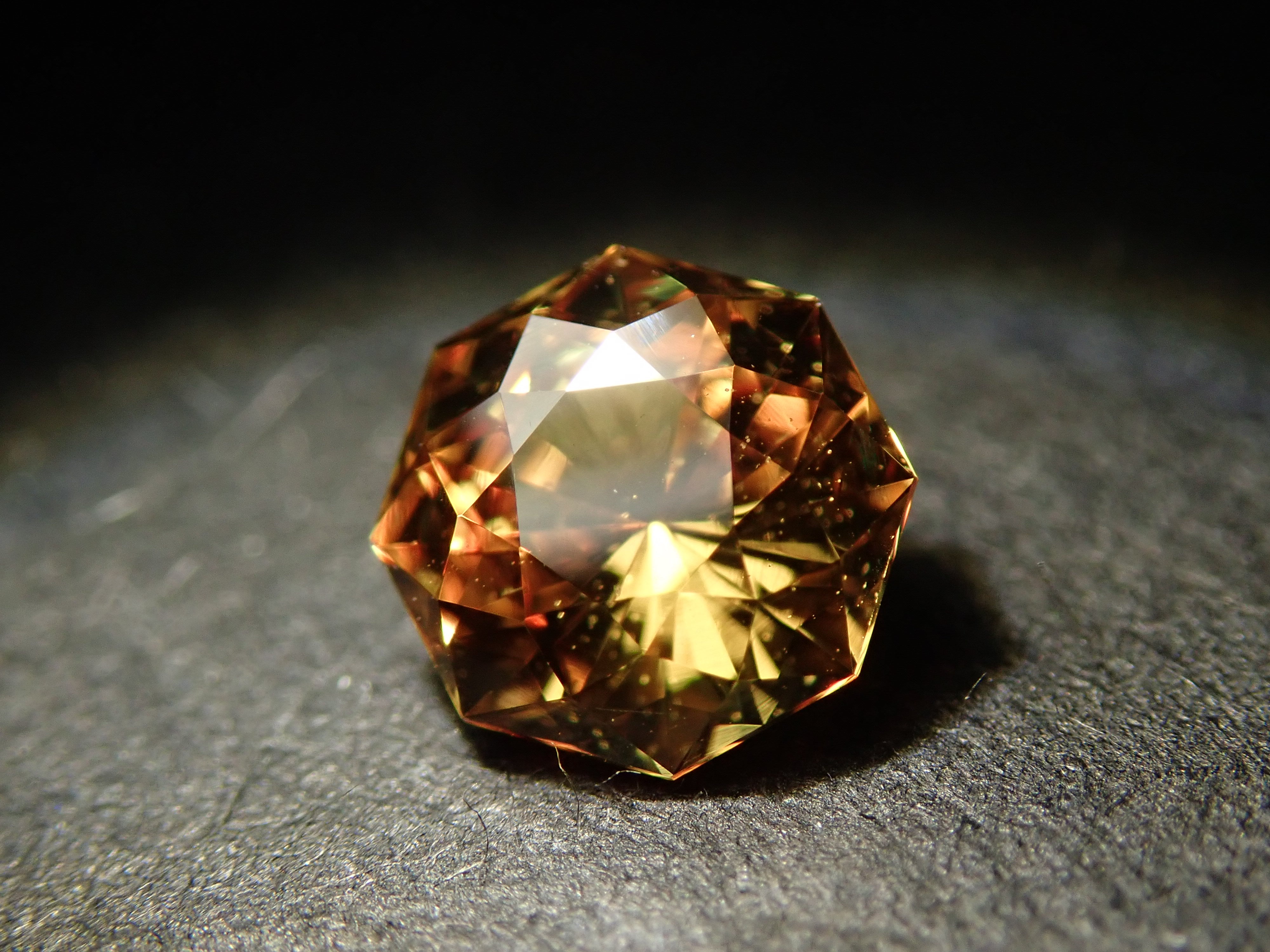 スリランカ産ゴールデンサファイア 0.649ctルース