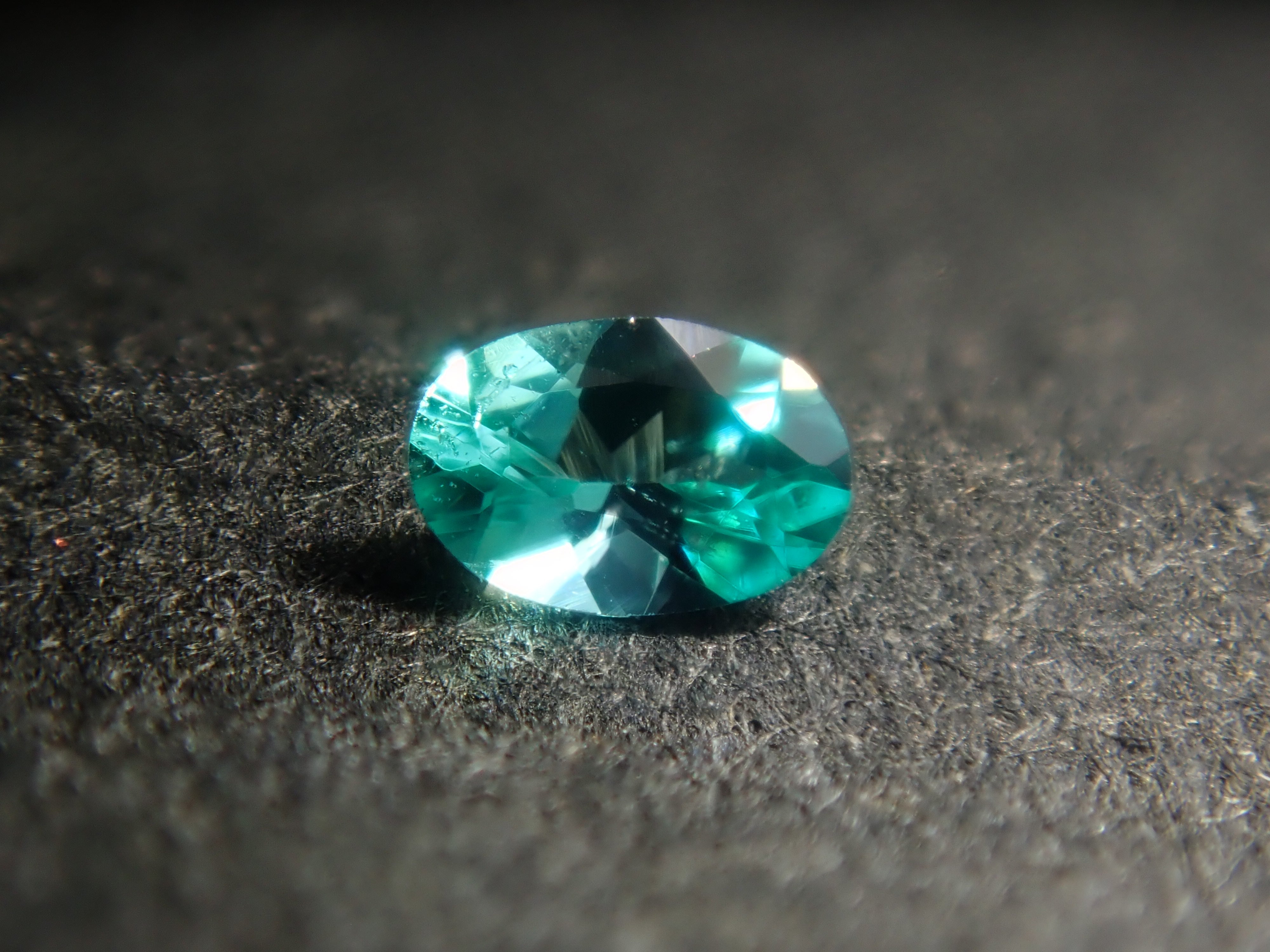 ブラジル産パライバトルマリン(CuO:2.3%,Mn0:2.6%)含むネオンカラーの