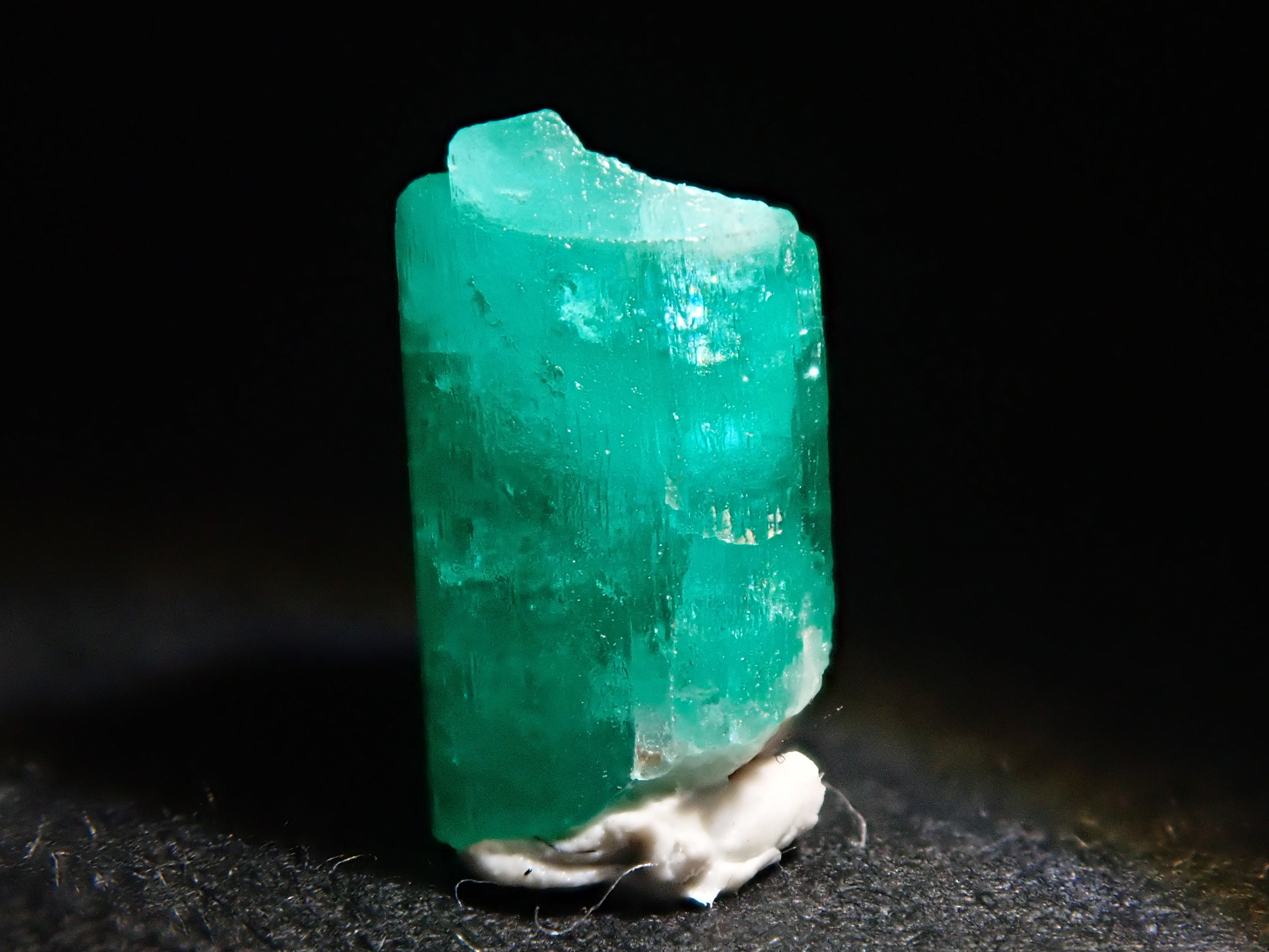 コロンビア産エメラルド 0.922ct原石（カヌティージョ）