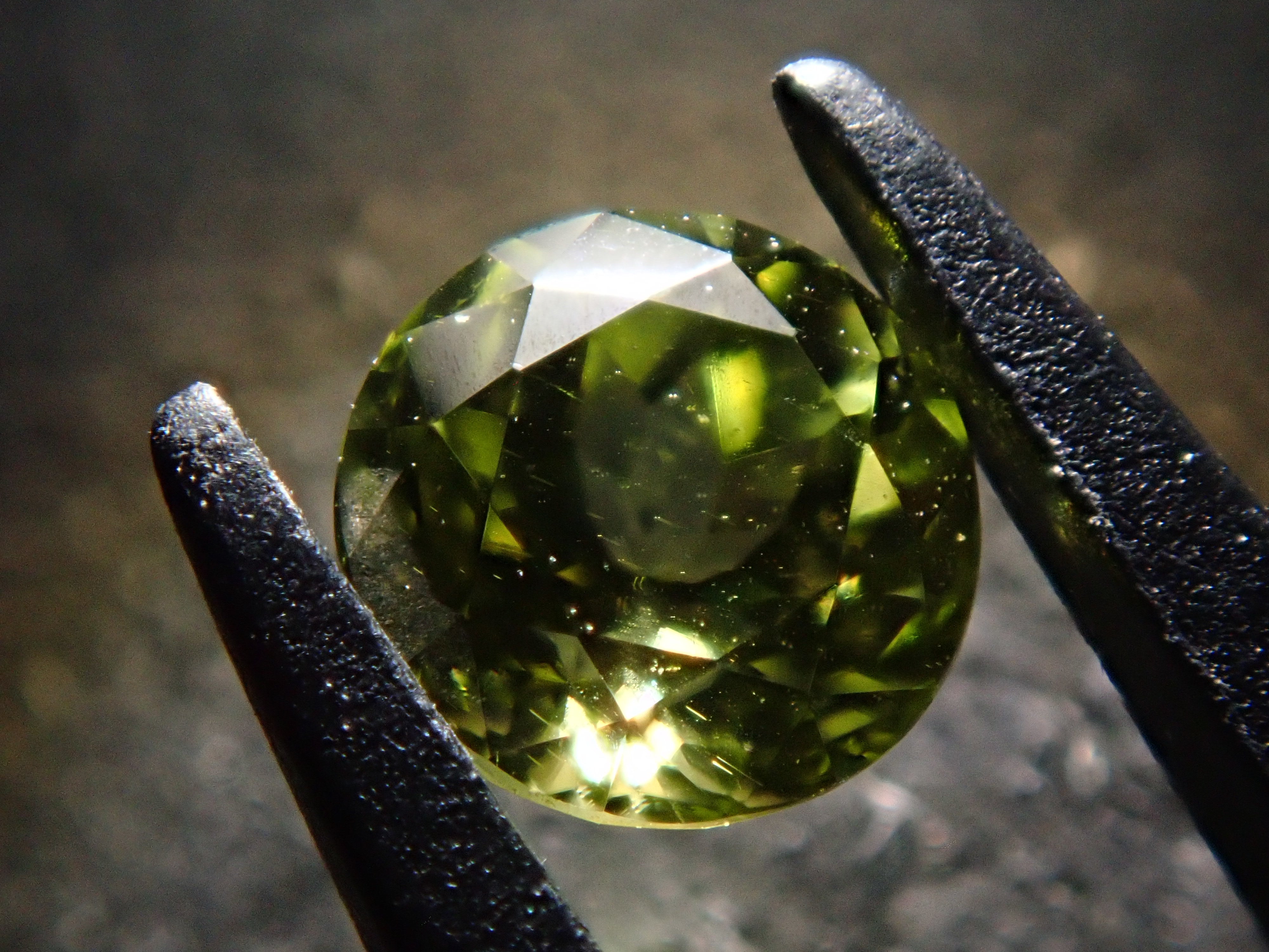 パラサイトペリドット 0.346ctルース（パラサイティックペリドット