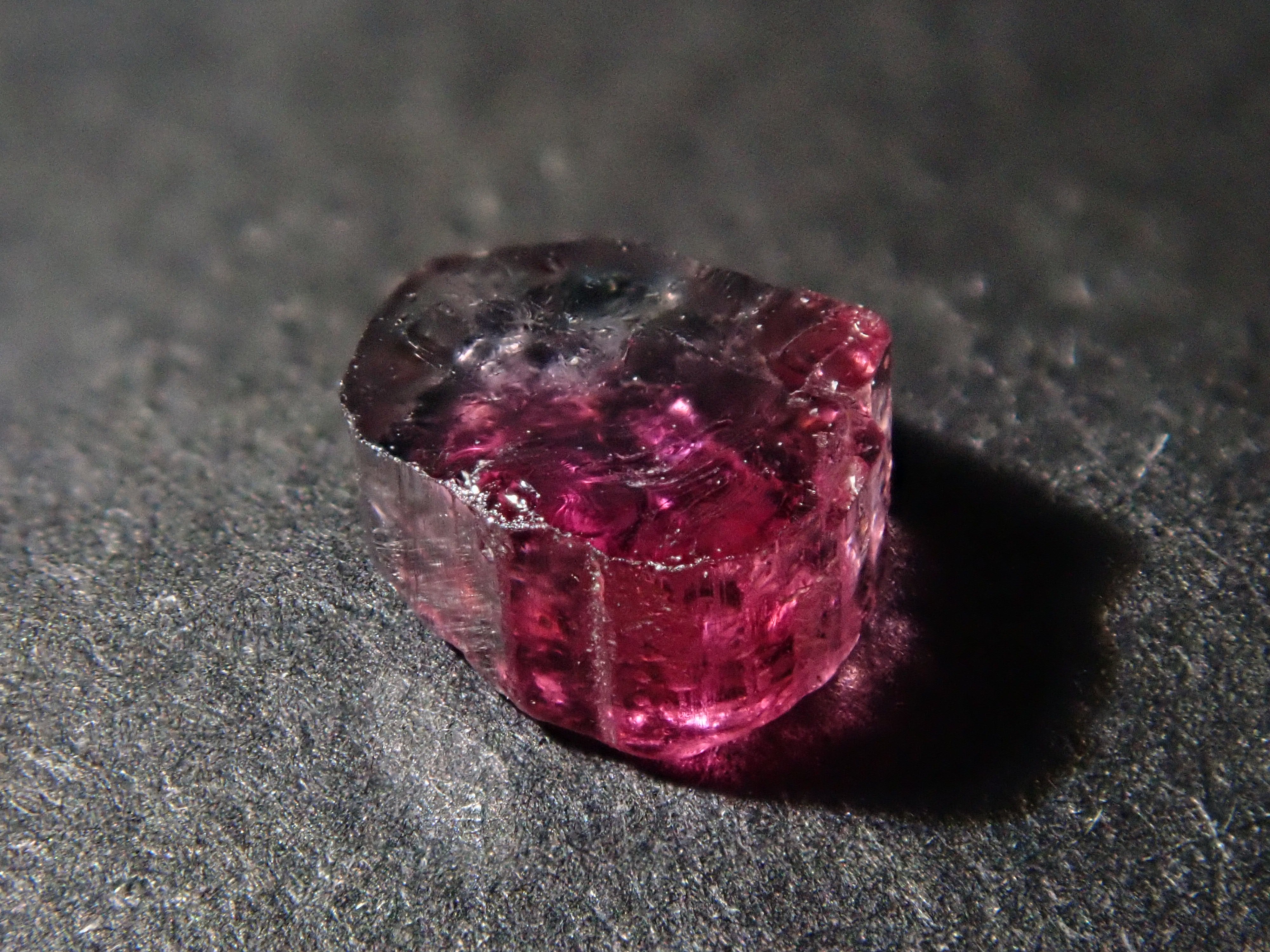 ブラジル産エルバイトトルマリン（バイカラー） 0.390ct原石（CuO:0.7