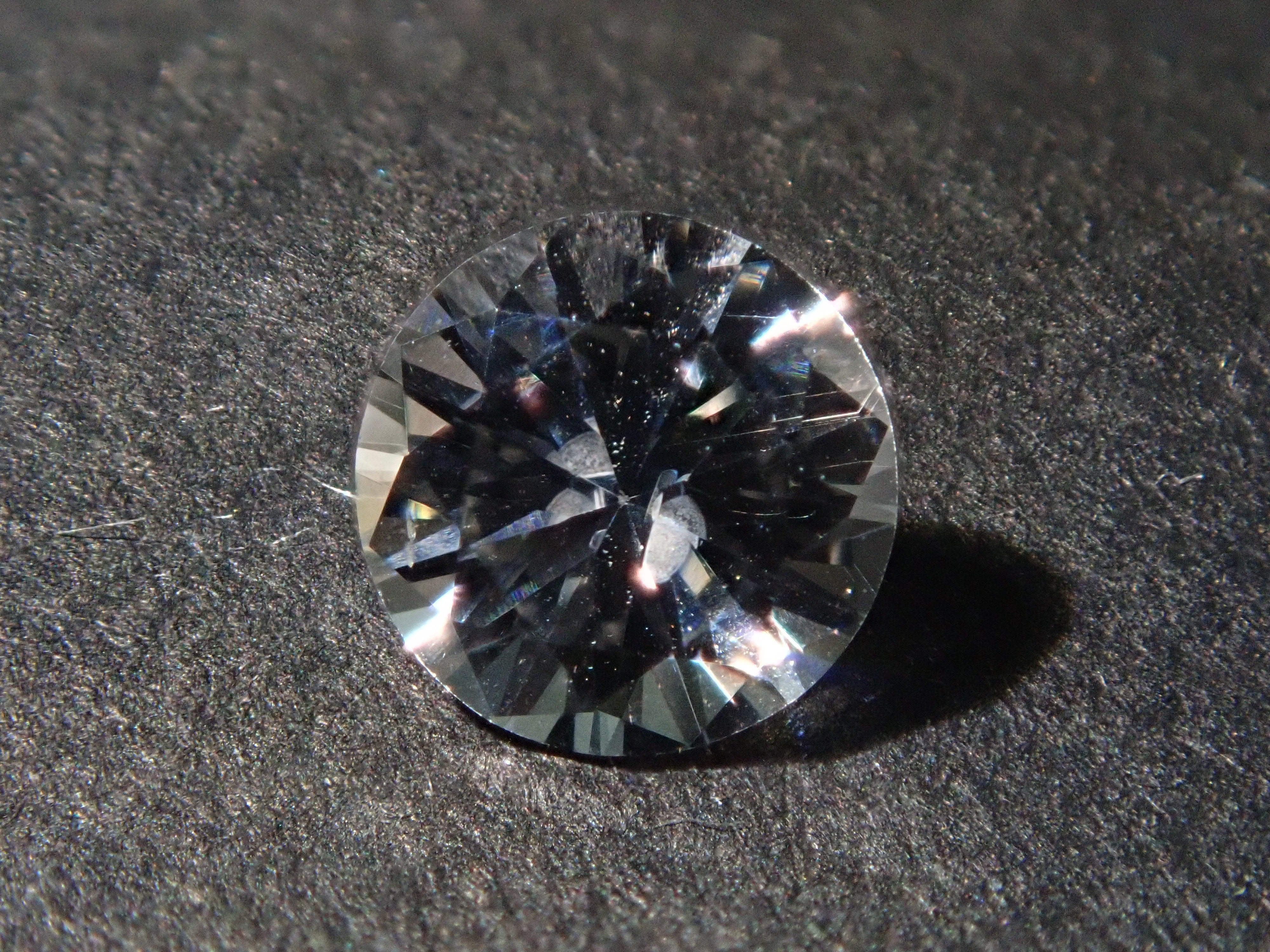 スリランカ産ホワイトサファイア 4.3mm/0.382ctルース