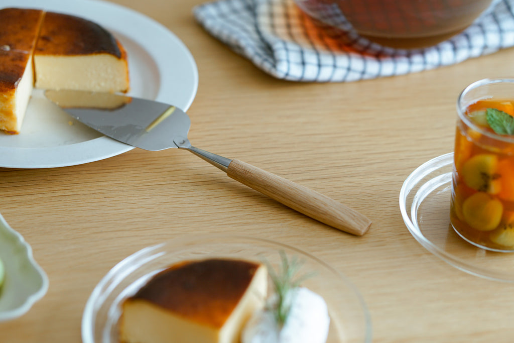 Bjorklund ケーキサーバー 三角/オーク ｜くらすこと公式オンラインストア