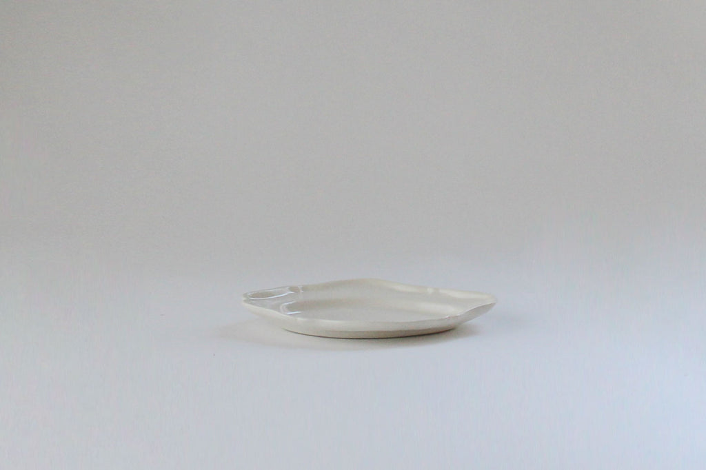 河合竜彦 白ツヤ釉 オーバルレリーフ皿 ｜くらすこと公式オンラインストア