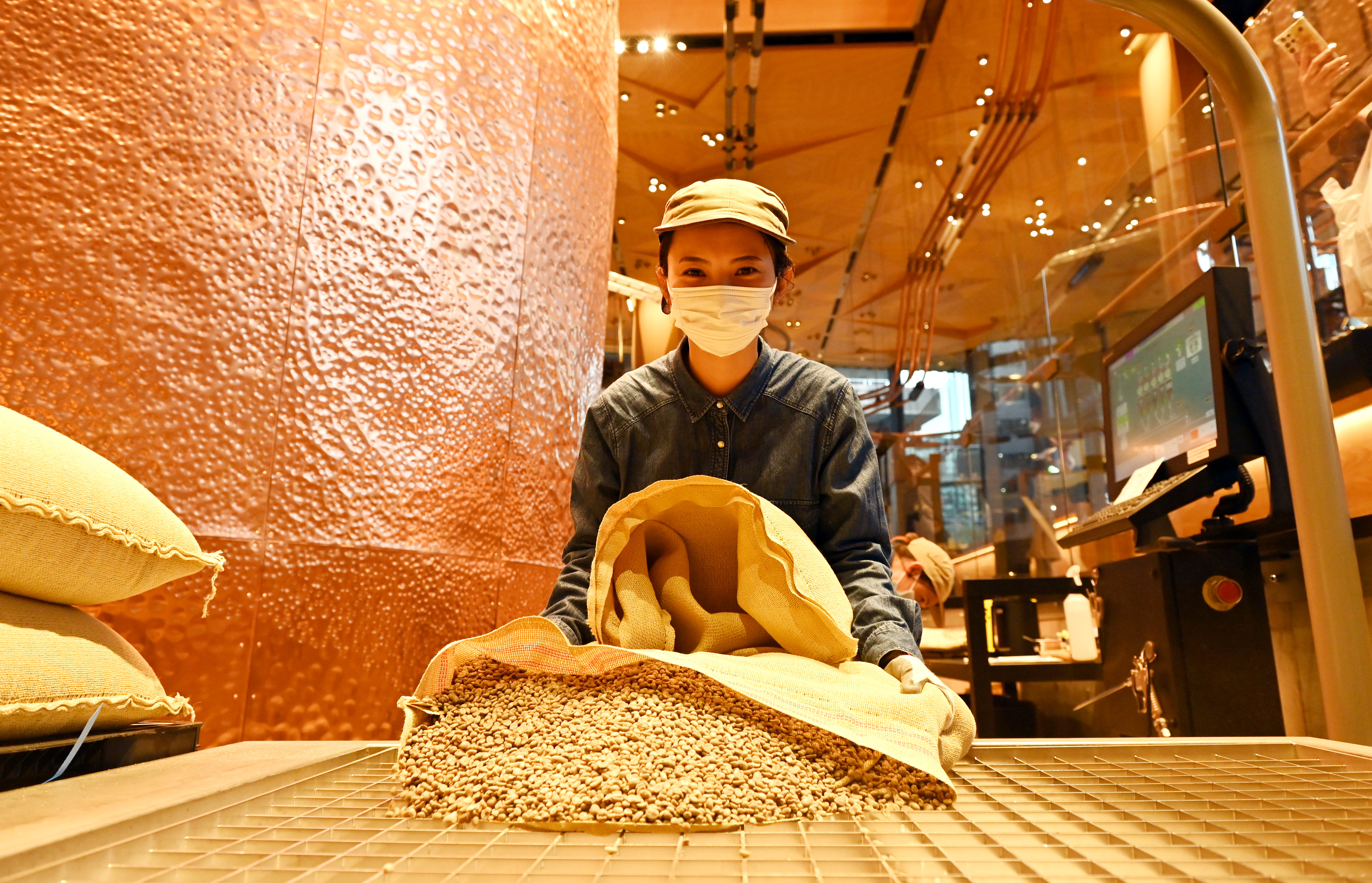 生産地から届けられた豆を大切に「焙煎」する - スターバックス