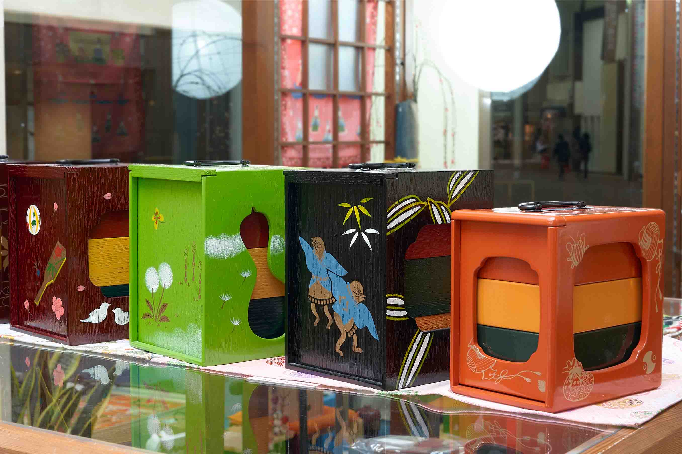 徳島に伝わる「遊山箱」。お重を抱えて子どもが走る、華やかな春の風景