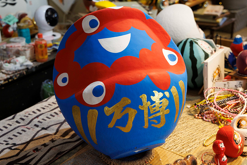 縁起の良い“願掛け”の文字が記された、色とりどりの「だるまの