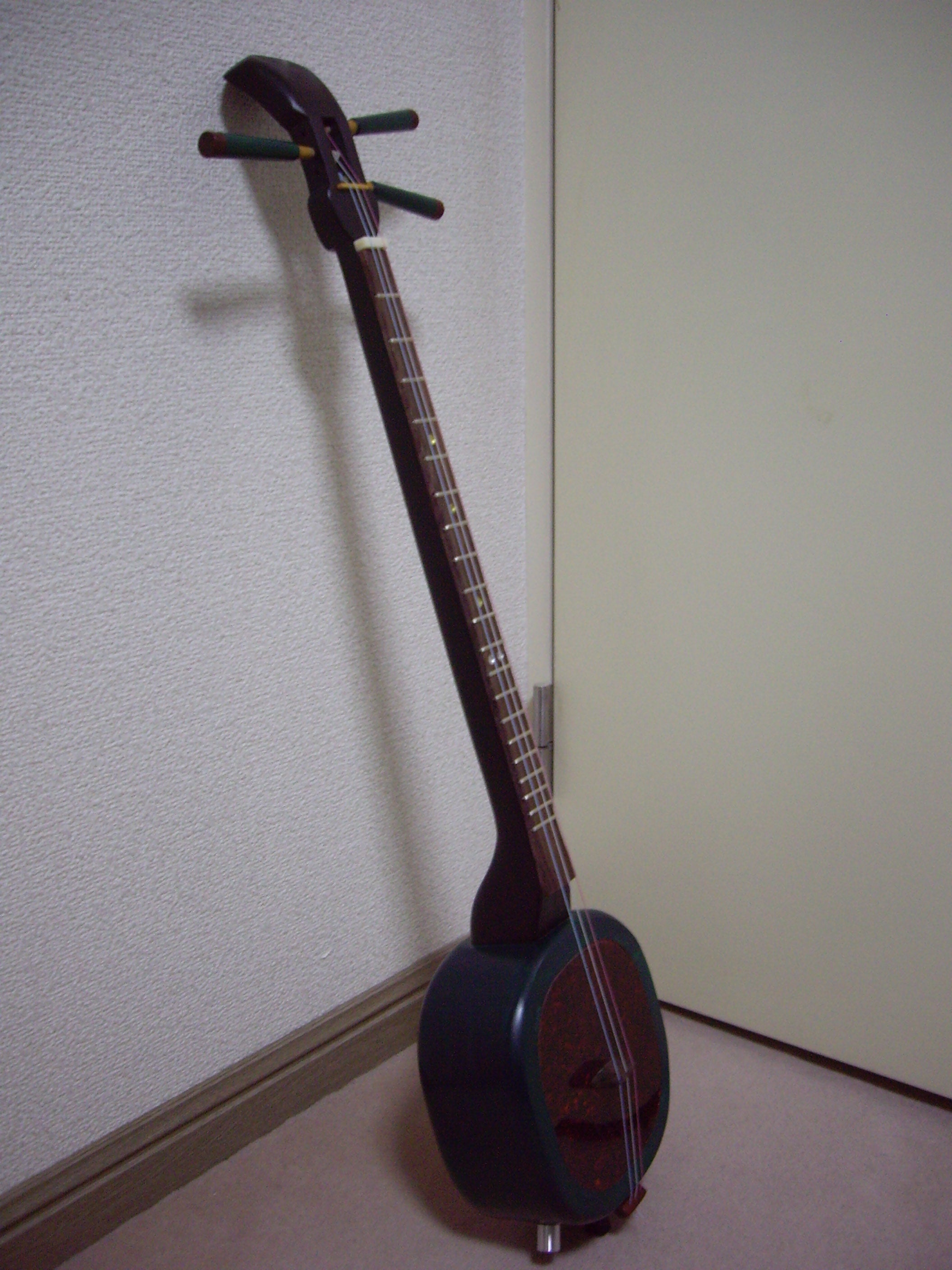 三味線・三線でコード伴奏ができるように、フレットを付けた | アサフ