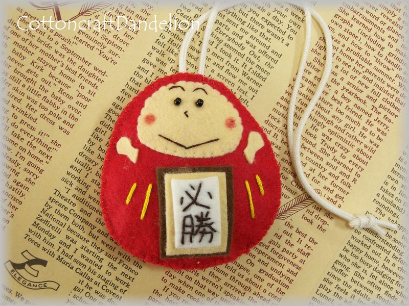 だるまさんお守り、裏には・・・ | Cottoncraft Dandelionの手作り雑貨
