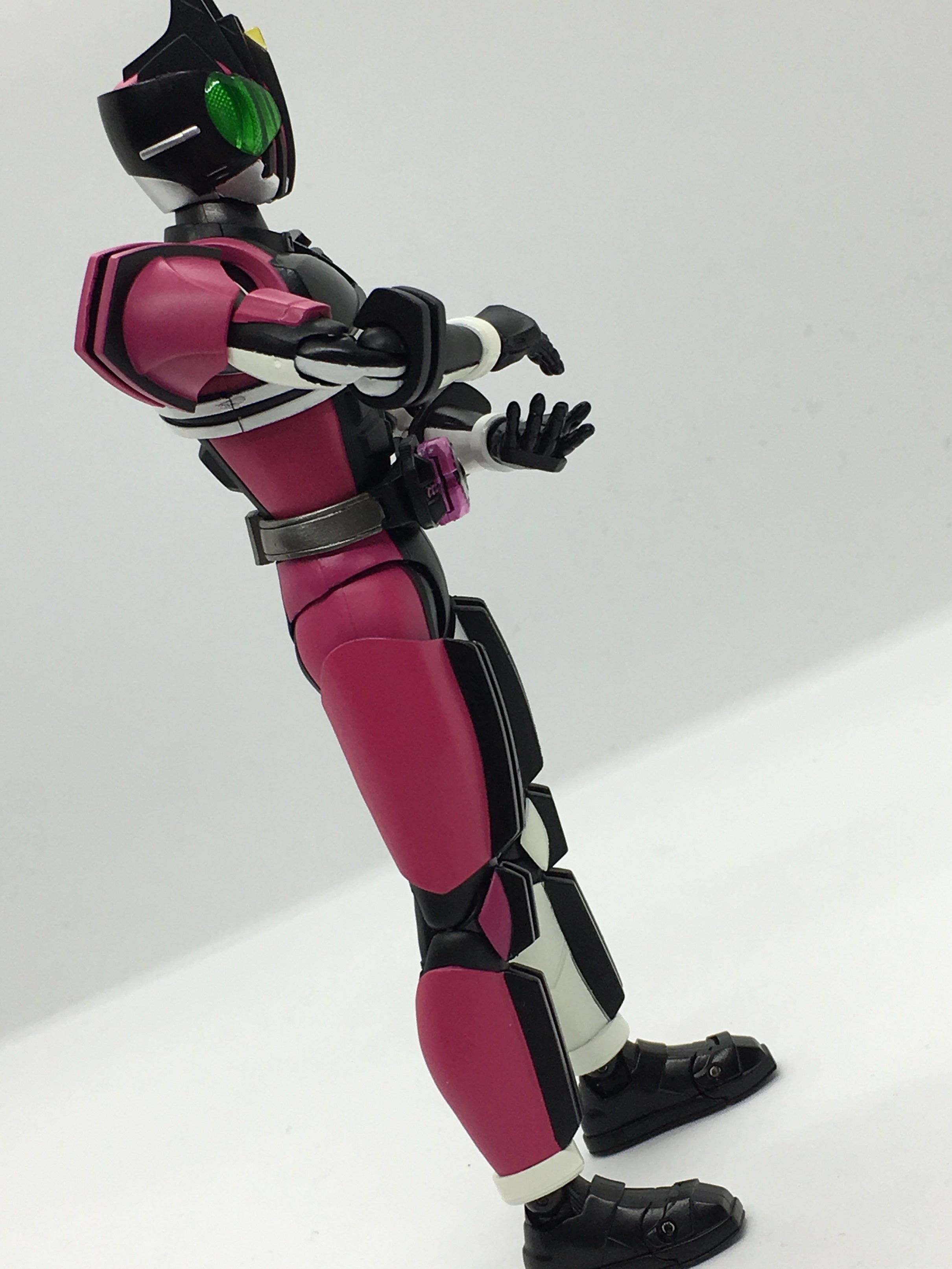S.H.Figuarts（真骨彫製法） 仮面ライダーディケイド（ネオディケイ