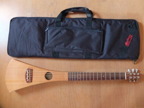 キャンプで道具・・・MARTIN Backpackerという旅ギター | コース料理の