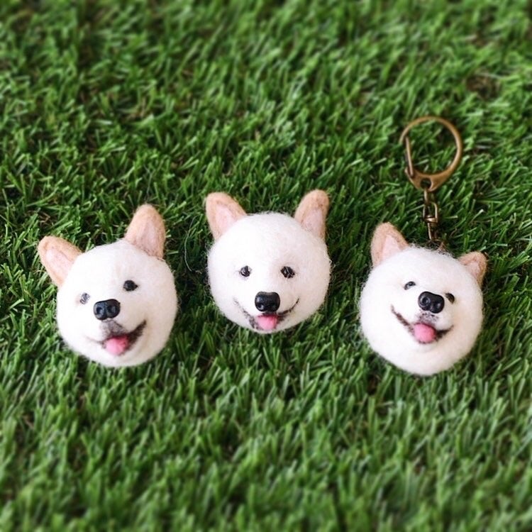 羊毛フェルト白柴犬ブローチ 羊毛フェルト作家もふだもふお | 羊毛