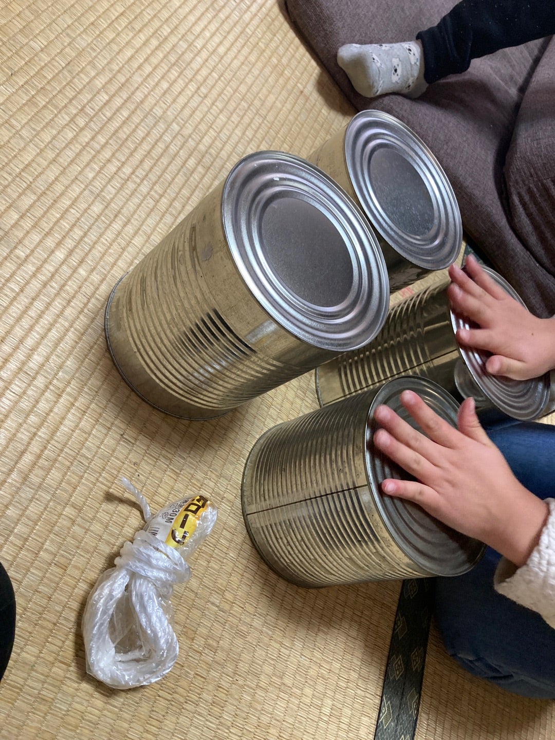大きな空き缶で工作。子どもたちと缶ポックリを作る。 | 大工の休み時間