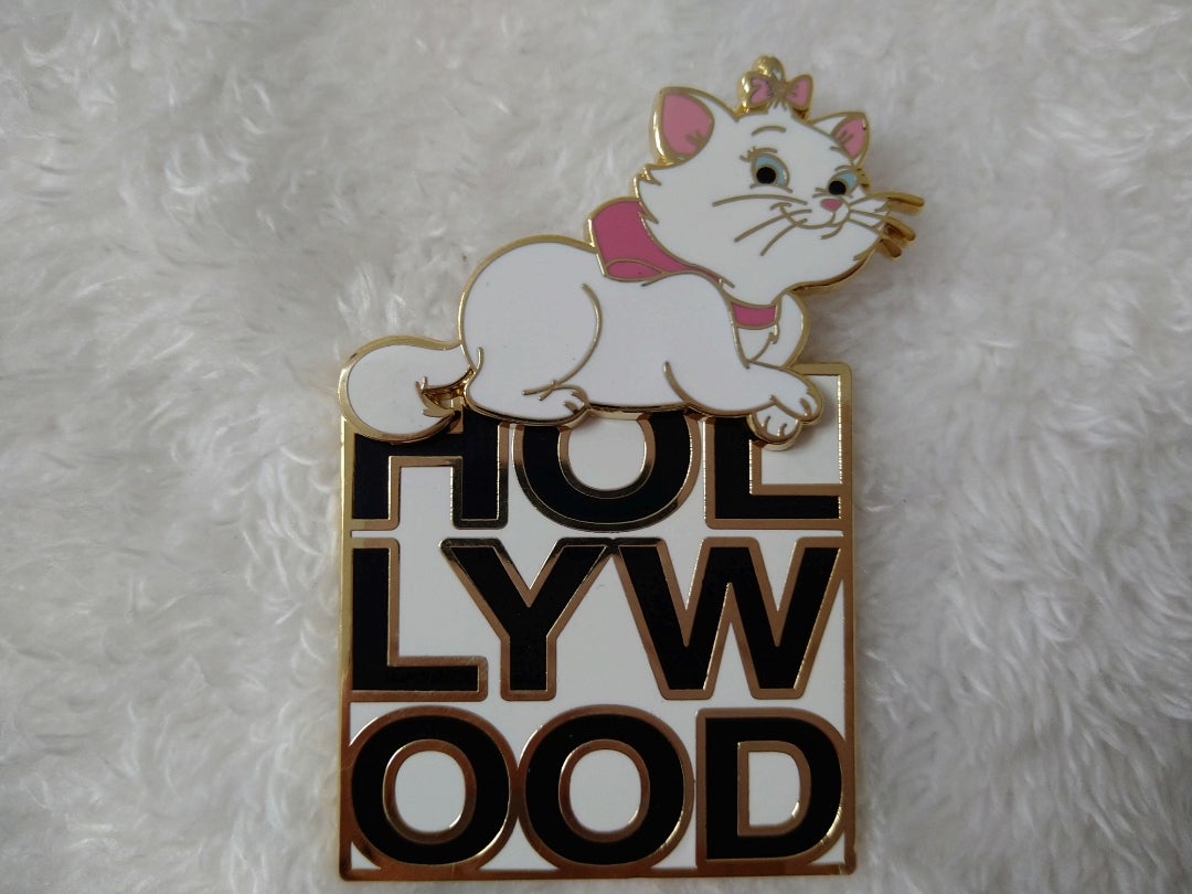 ディズニー・ハリウッド・スタジオからマリーちゃんのピンバッジ