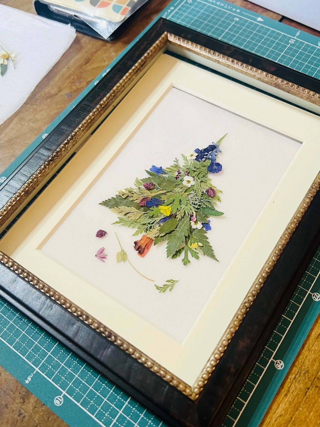 押し花のクリスマスツリーは作っている時から癒されます | テレビ