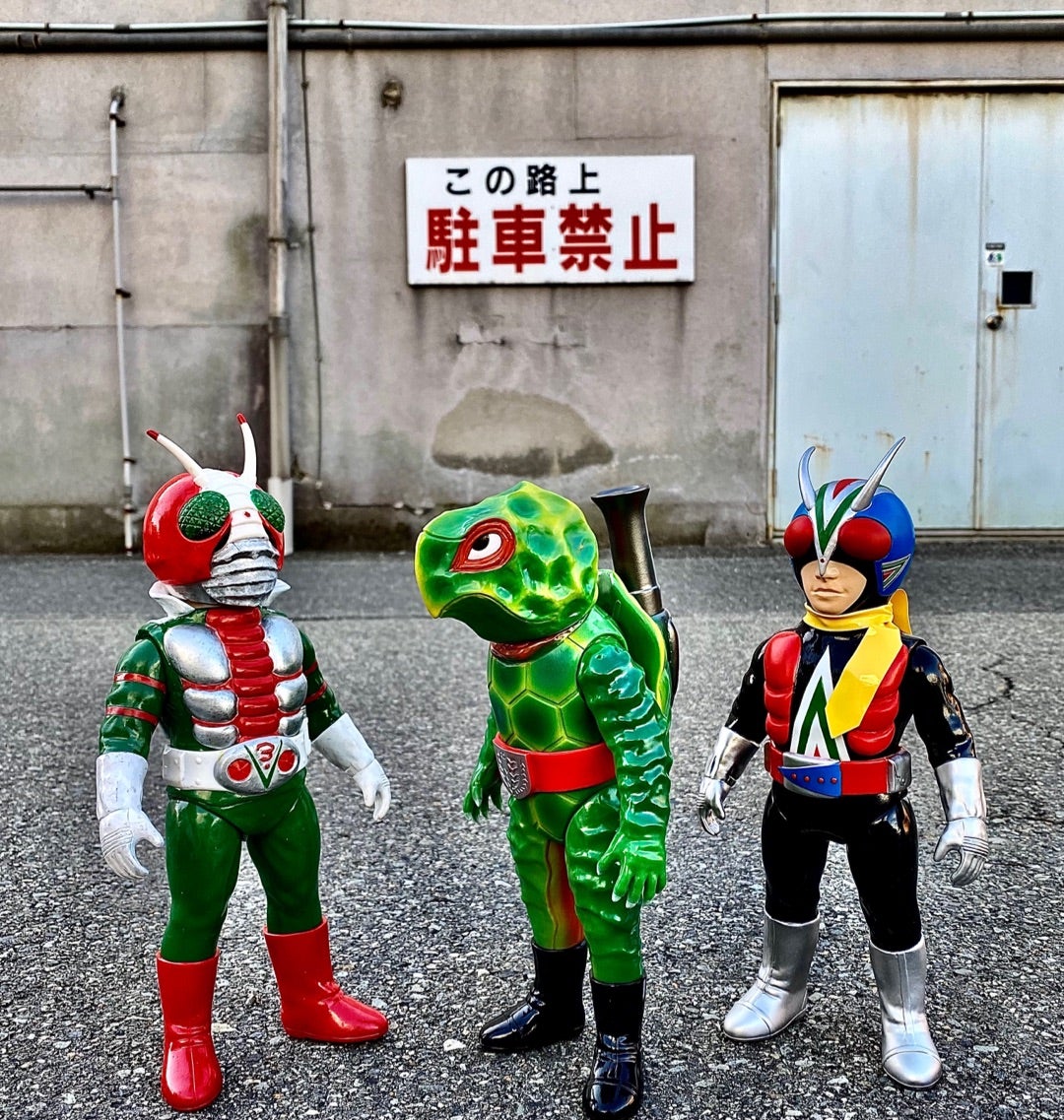 この路上、駐車禁止。カメバズーカにライダーマン、仮面ライダーV3