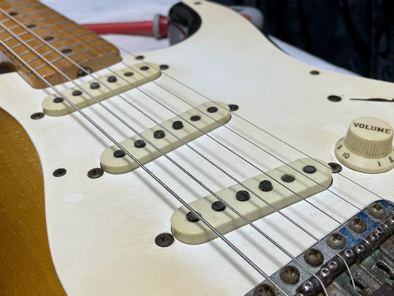 Fender USA 1957年製 ストラト メンテナンス その① | RE/F-TECH の足