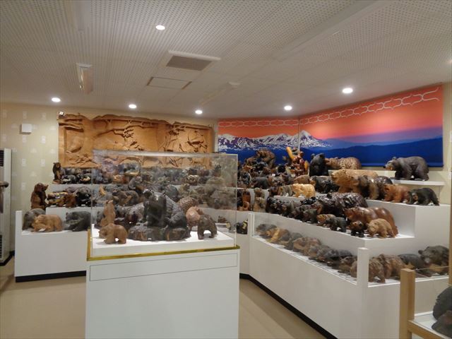 川村カ子トアイヌ記念館”には、”木彫りの熊”が100個もあった