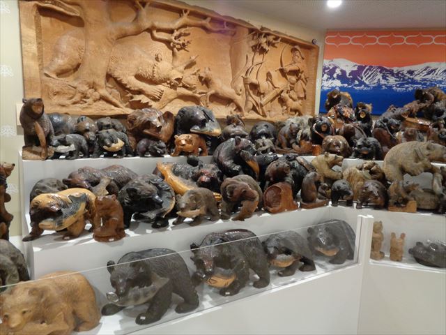 川村カ子トアイヌ記念館”には、”木彫りの熊”が100個もあった