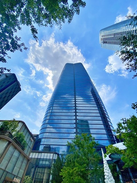 麻布台ヒルズ 大階段がバラ園に♪ディオール プレステージ ローズ