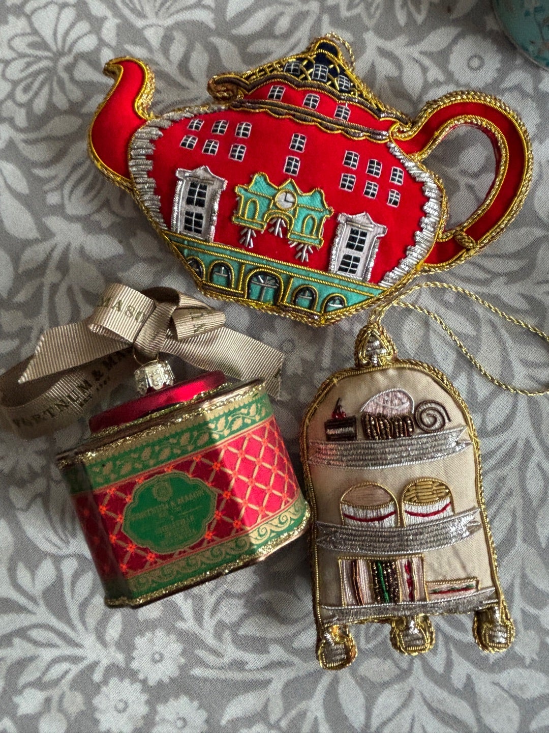 ティータイムがテーマのクリスマスツリー 飾りました！ | スチュワード