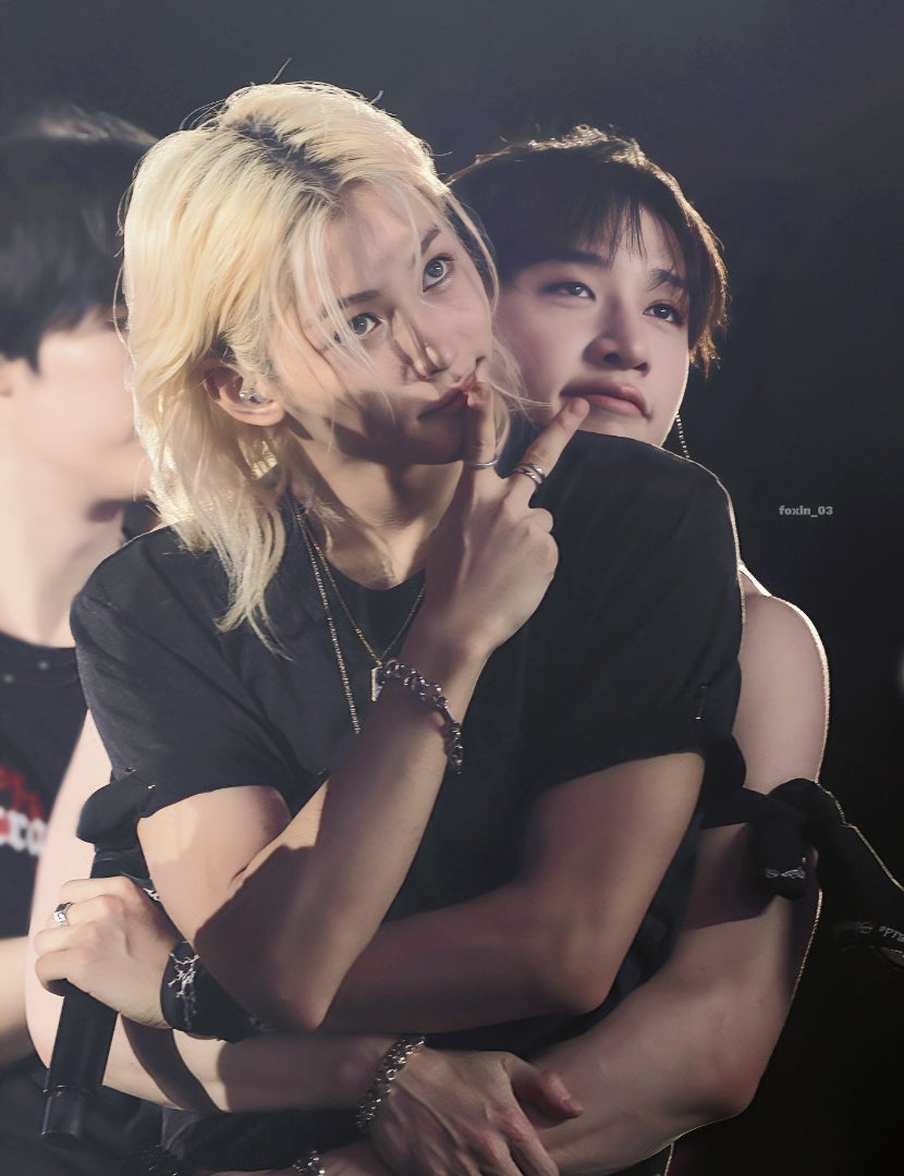 いろんな色に発光するウルフチャンとBangChan氏を愛でるの巻 | STAY母