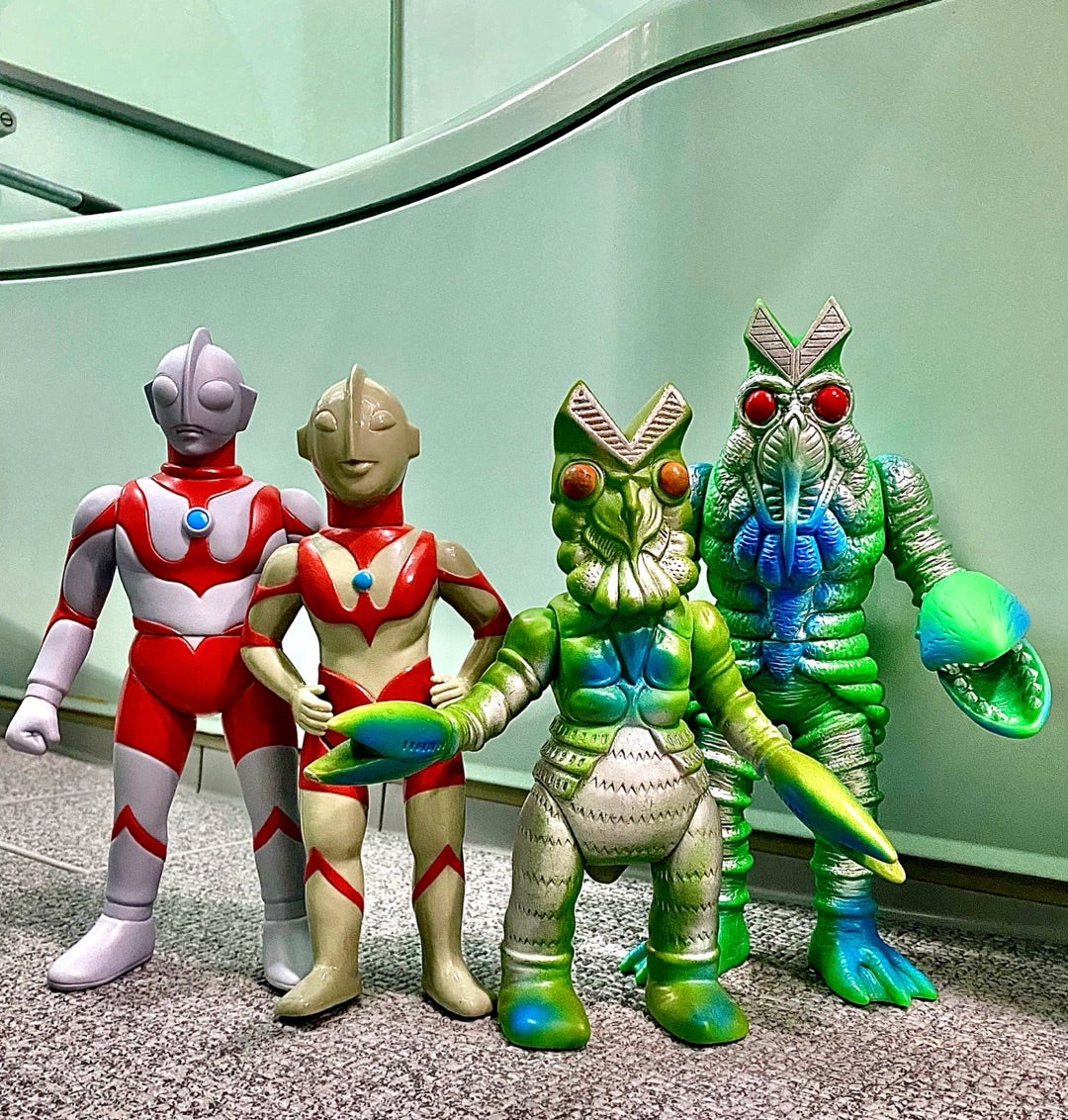 昭和レトロカラーの楳図かずお版ウルトラマンとバルタン星人 | 怪獣