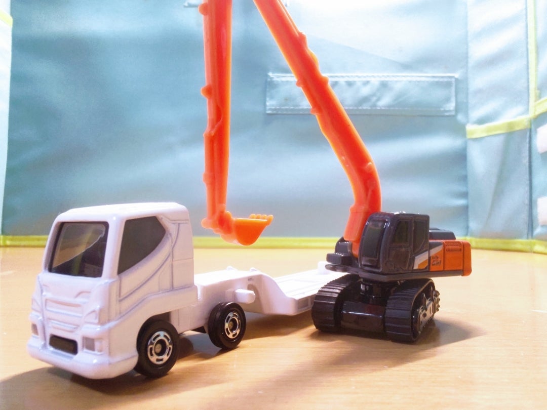 やや不満あり！！】ロングトミカ No.143 油圧ショベル ZX210-7と重機