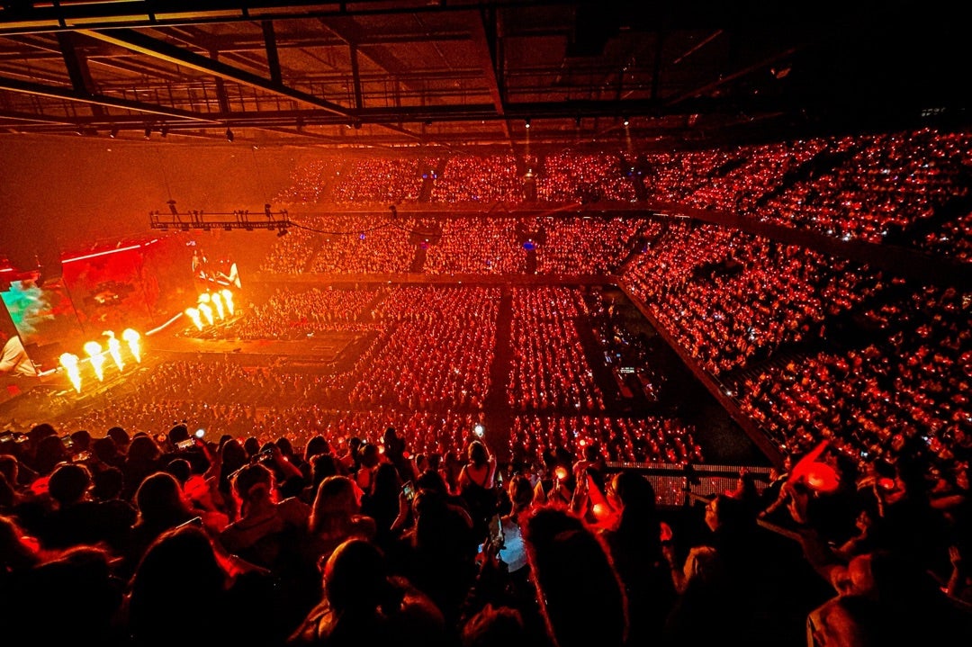 ジン アムステルダム公演DAY1 BTS公式X SC ZiggoドームよりUP | ♪雨に