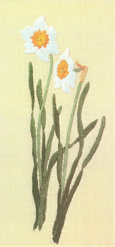 2本の日本水仙を凛とした刺繍画に | 花の刺繍画 － 植木紅匠 －