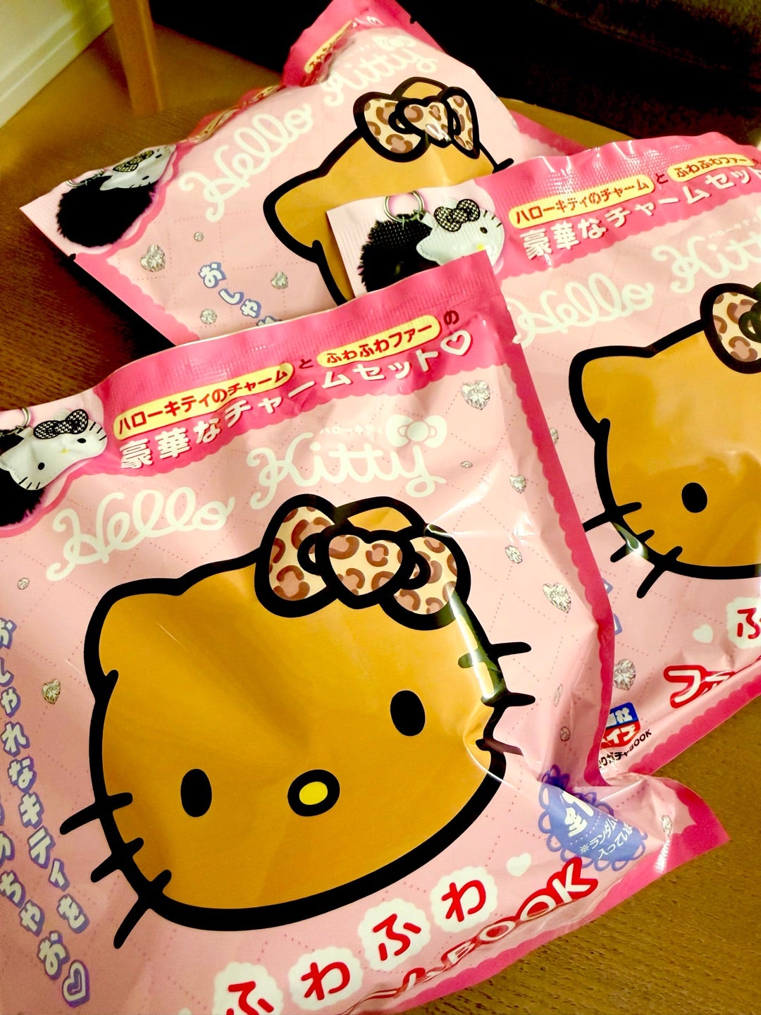 ハローキティ ふわふわチャームBOOK】キティちゃんのふわふわチャーム