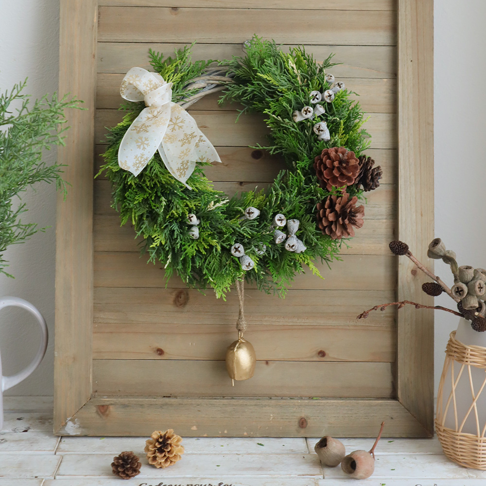 生花】コニファーのカウベルリース(スノーオーガンジー)/はなどんや