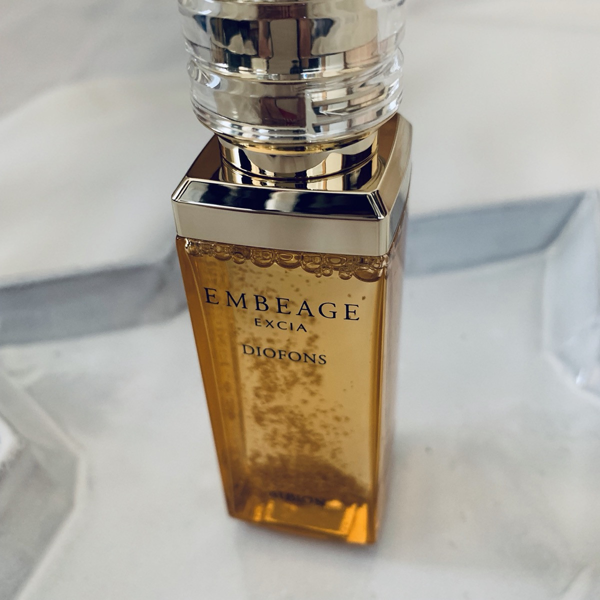 贅沢な金箔入り！ まるで‟気付け薬”のように、輝くツヤ肌へ覚醒させる