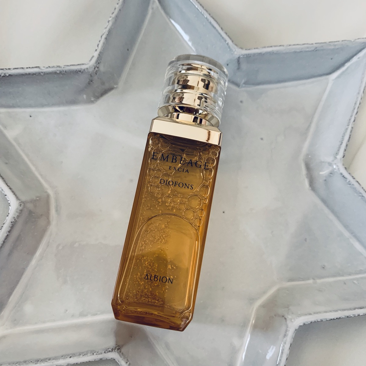 贅沢な金箔入り！ まるで‟気付け薬”のように、輝くツヤ肌へ覚醒させる