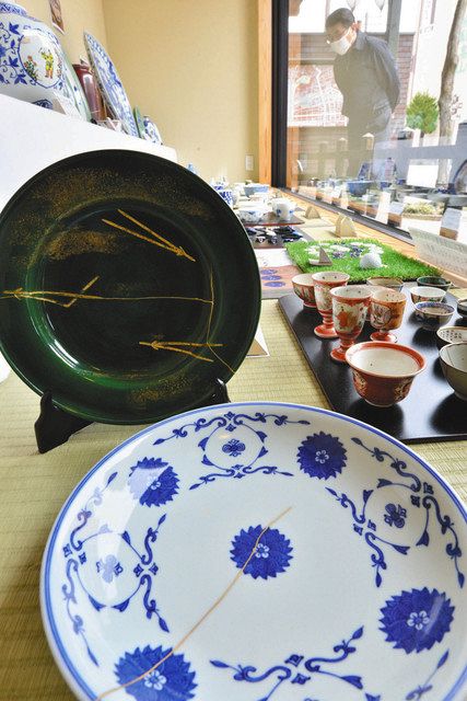 美しい「金継ぎ」技法 高山で大皿など作品展示：中日新聞Web