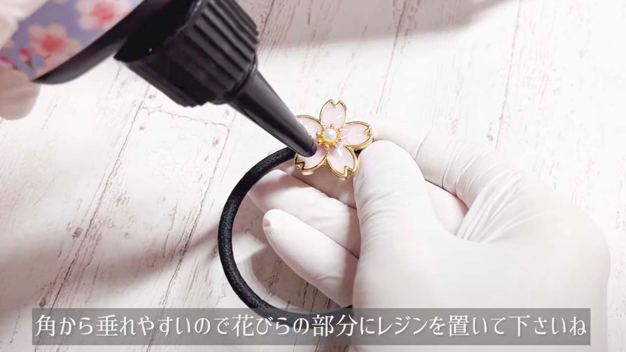 桜の花びらを閉じ込めたレジンキーホルダーの作り方/グラデージョンが
