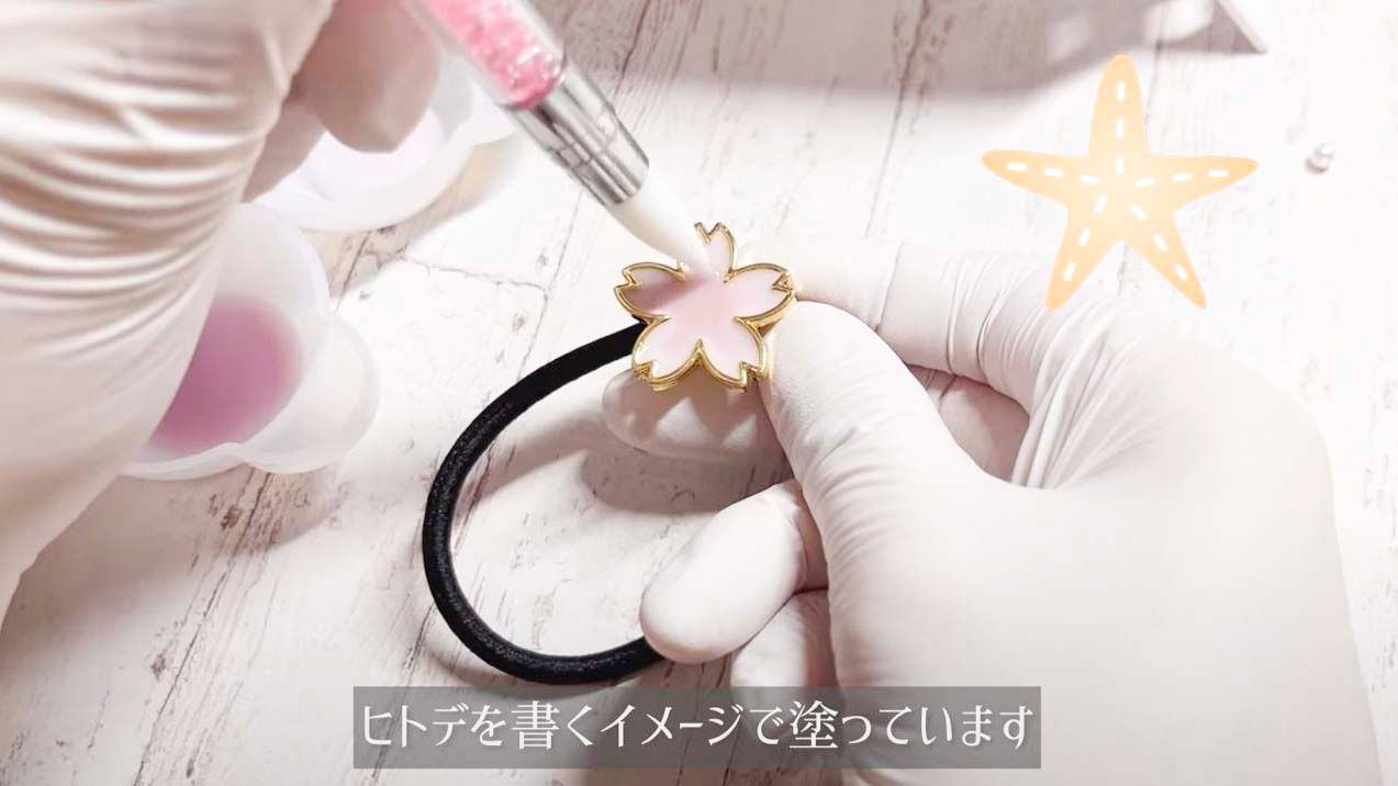 桜の花びらを閉じ込めたレジンキーホルダーの作り方/グラデージョンが