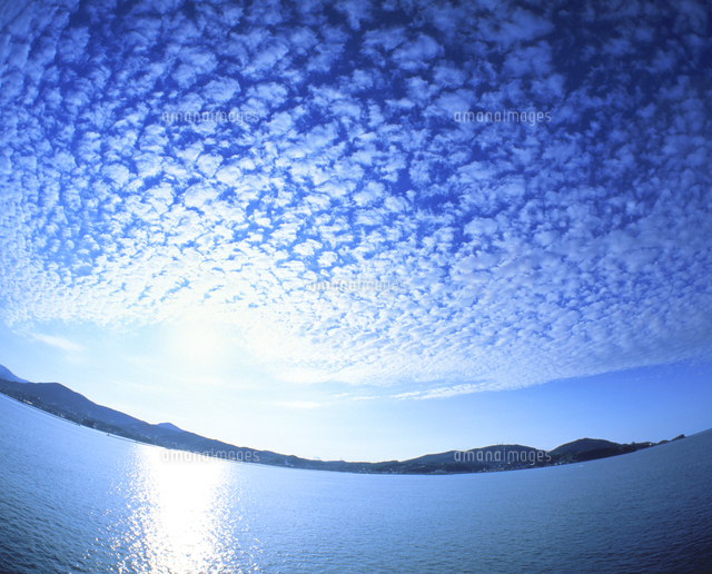 湾曲した水面と空と雲[10247042524]の写真・イラスト素材｜アマナ