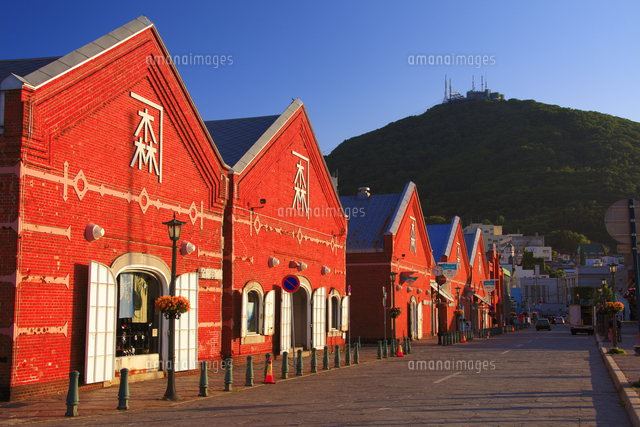 金森赤レンガ倉庫と函館山の夕景[10247019170]の写真・イラスト素材