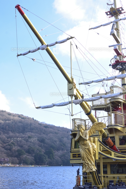 芦ノ湖の箱根観光船（愛称海賊船）の船首像に飾られた羽のある女性の像