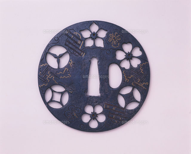 日本刀の鍔（つば）・裏面[25420008265]の写真・イラスト素材｜アマナ