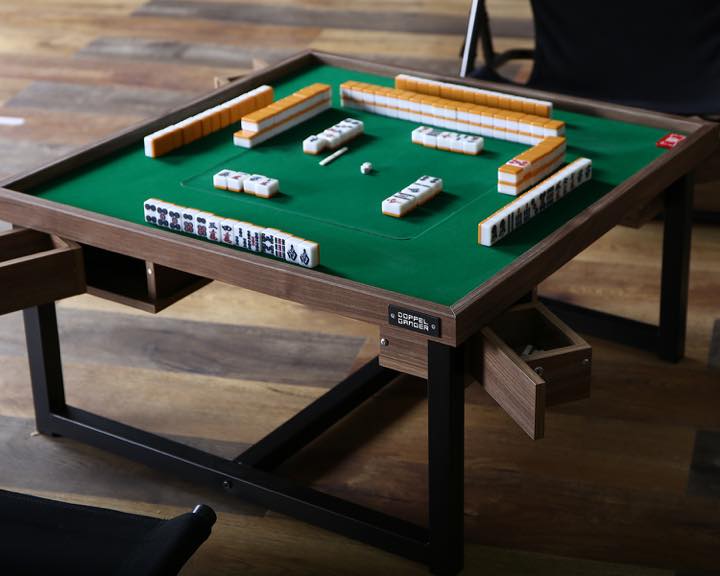 もうコタツの天板裏じゃないのね… 懐かしの麻雀卓がオシャレにチェンジ