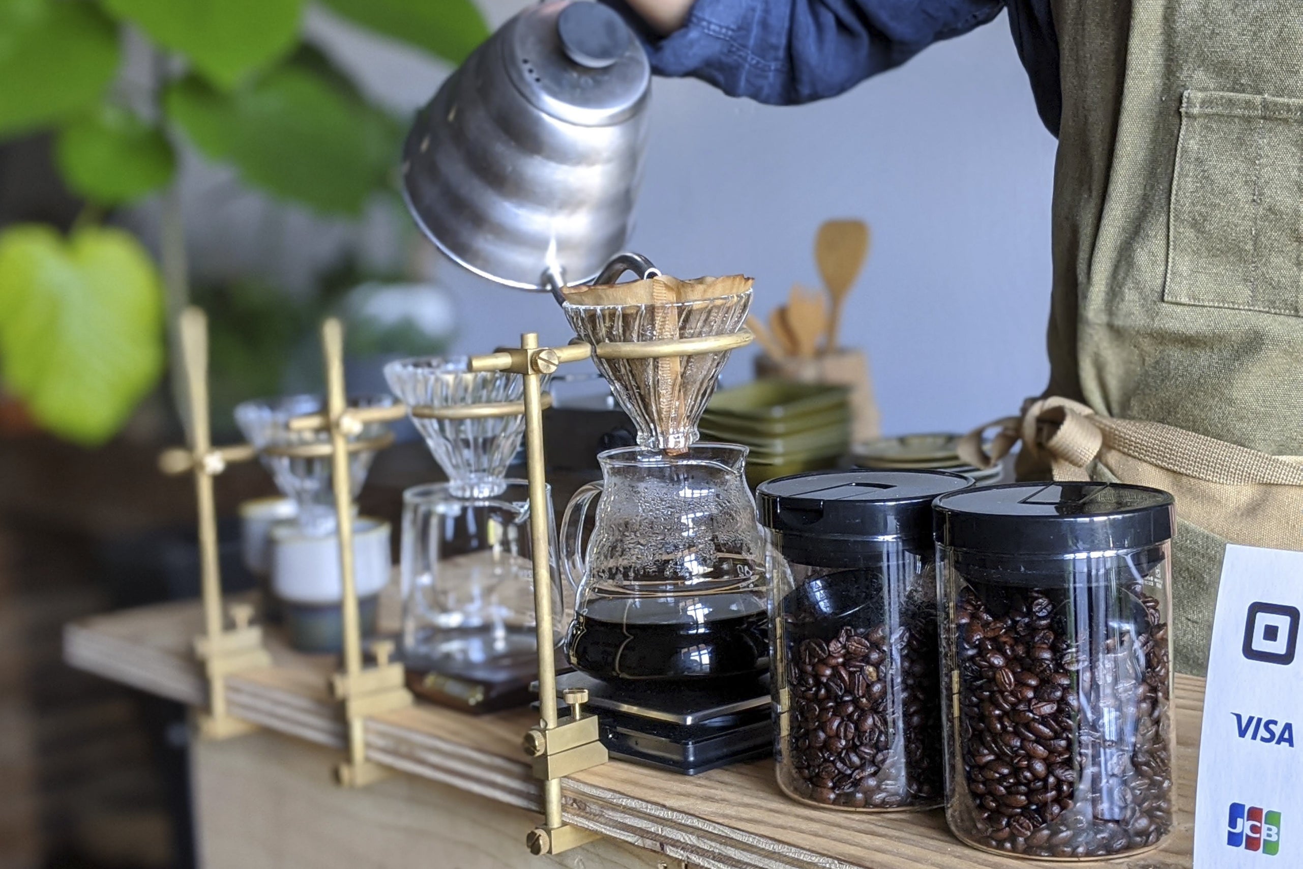 キャンプで楽しむ本格コーヒー。テーブルに挟んで使うFEDECAドリップ