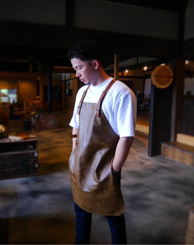 Xapron】18世紀から続くオランダ職人の技×イタリア産レザー エプロン