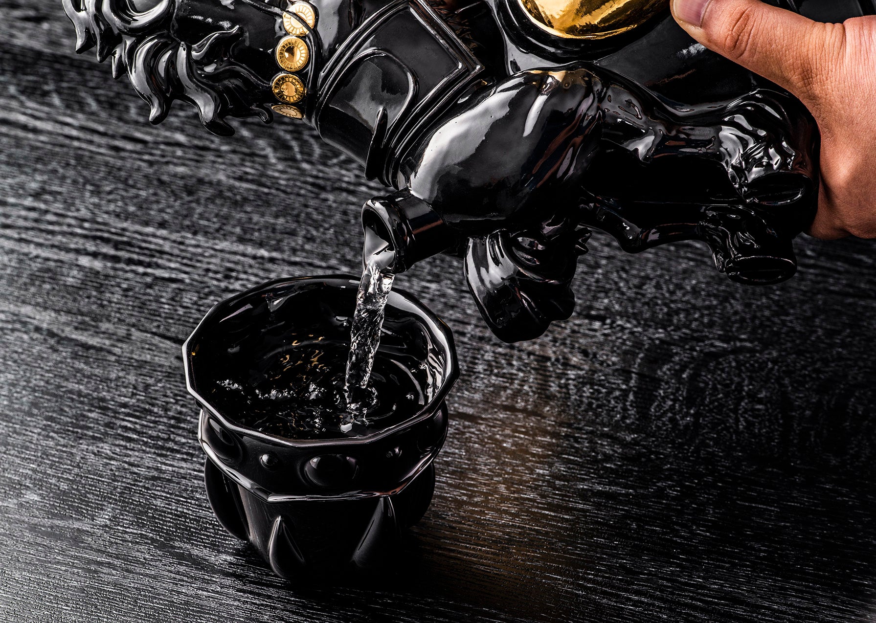 北斗の拳 黒王号セット』覇王の風格漂う黒王号ボトルと焼酎グラスを