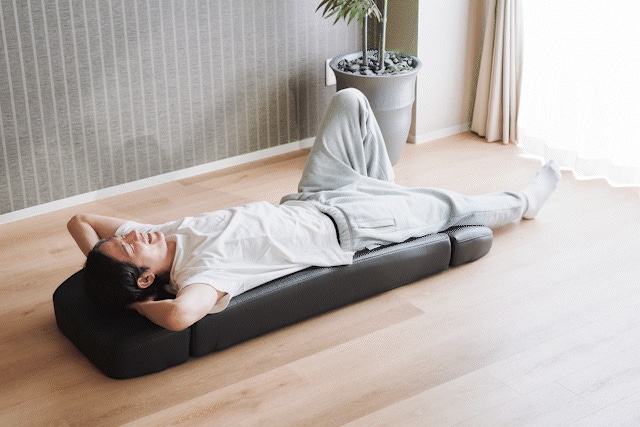 寝ながら本格マッサージ！下からほぐす仰向けマッサージベッド｜雅夢寝