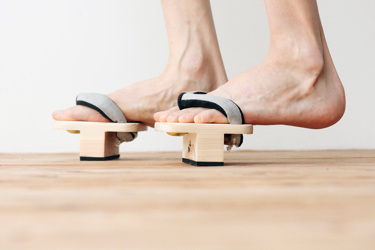 室内でも下駄が心地いい。日本の伝統文化が紡ぎ出す、一本歯下駄の新