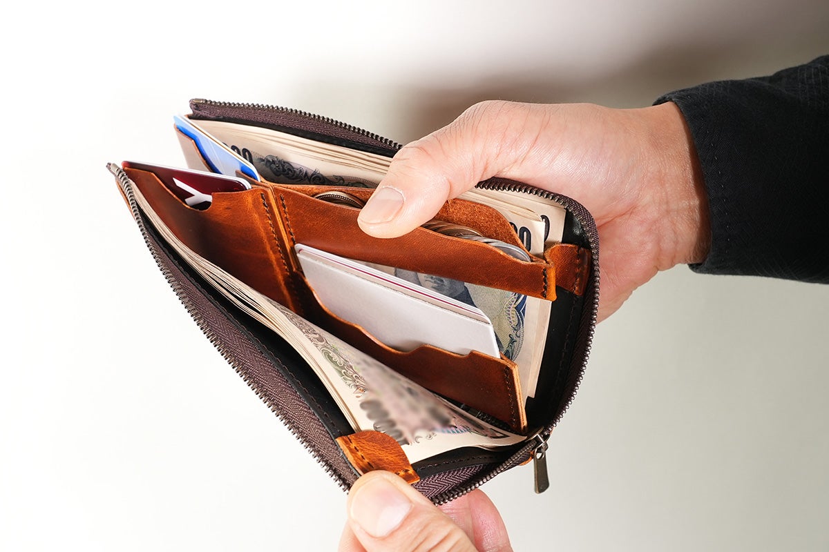 小さく薄い。多機能モデルで使い勝手抜群の小型長財布 クラッチーノ L