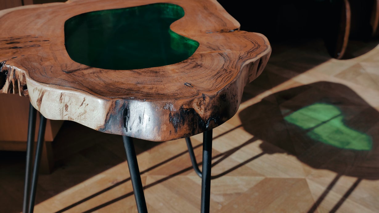 アパレルメーカーが手がける、天然木のアート作品を彷彿とさせるウッド